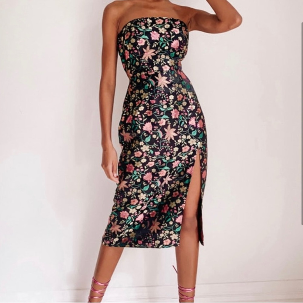 Lulu’s Make a move jacquard floral midi dress. Size small.